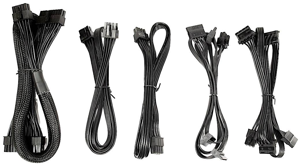 Pięć różnych czarnych kabli komputerowych o różnych długościach i złączach, ułożonych obok siebie na białym tle.