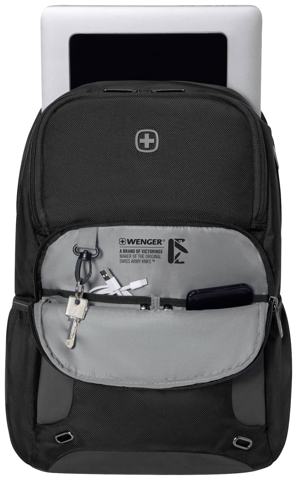 Czarny plecak z wieloma komorami. Główna komora zawiera laptopa. Z przodu znajdują się klucze i kabel.