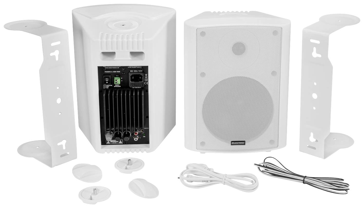 Dwa białe głośniki z uchwytami ściennymi i kablami. Tył jednego z nich prezentuje złącza i elementy sterujące.