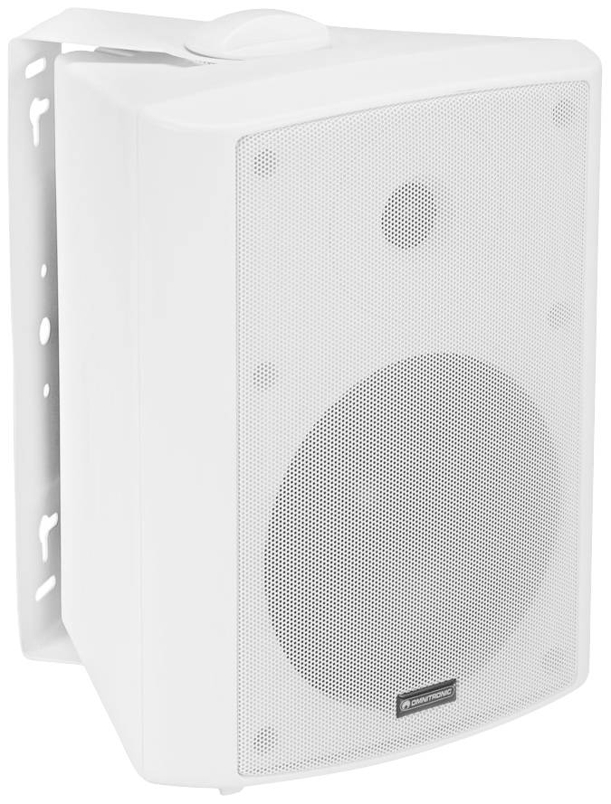 Biały głośnik zewnętrzny z metalową kratką jest zamontowany na ścianie. Ma prostokątny kształt i duży głośnik niskotonowy.