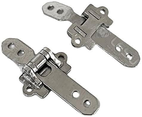 Dwa srebrne metalowe zawiasy, każdy z dwoma otworami mocującymi, leżą na białym tle.