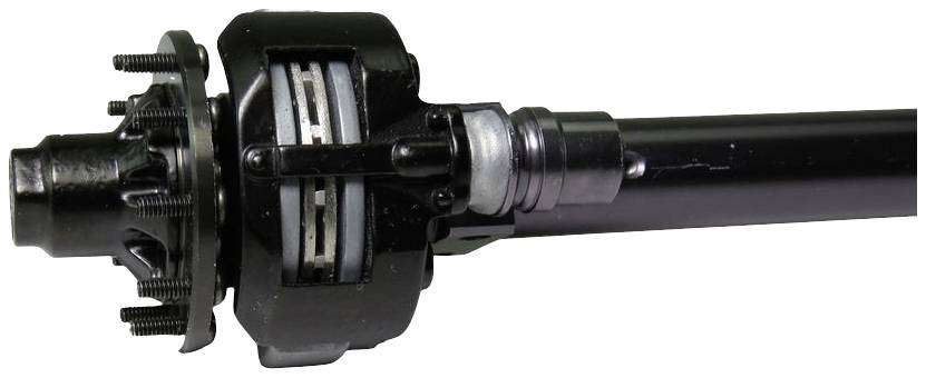 Zbliżenie tylnej osi samochodu z otwartym mechanizmem różnicowym. Widoczne są komponenty mechaniczne, takie jak koła zębate i mocowania.