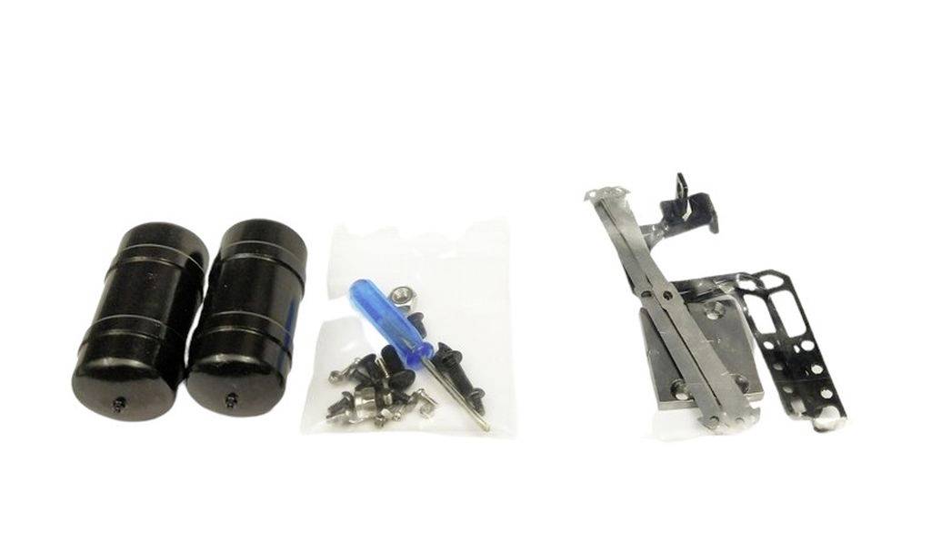 Dwa czarne cylindry, śrubokręt, śruby i elementy metalowe na białym tle, prawdopodobnie do prac montażowych.