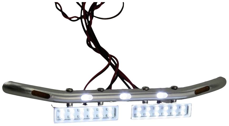 Lampy LED z przewodami, prawdopodobnie części zamienne do pojazdu, prezentują pasek z kilkoma białymi świecącymi lampami LED.