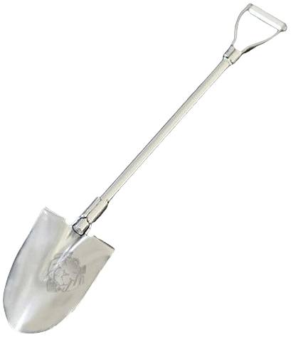 Srebrzysta łopata z uchwytem D. Główka łopaty prezentuje grawerowany wzór.