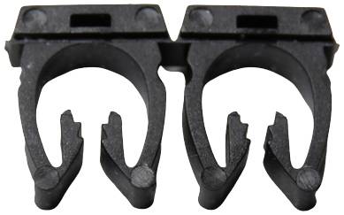 Czarna klamra plastikowa z dwoma otworami, prawdopodobnie do mocowania lub organizacji przewodów lub rur.