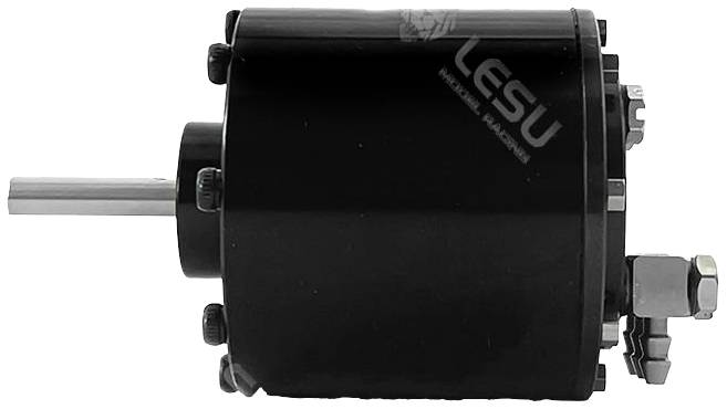 Czarny silnik elektryczny z bocznym przyłączem i metalowym wałem po lewej stronie. Widoczne oznaczenie 'LESU'.