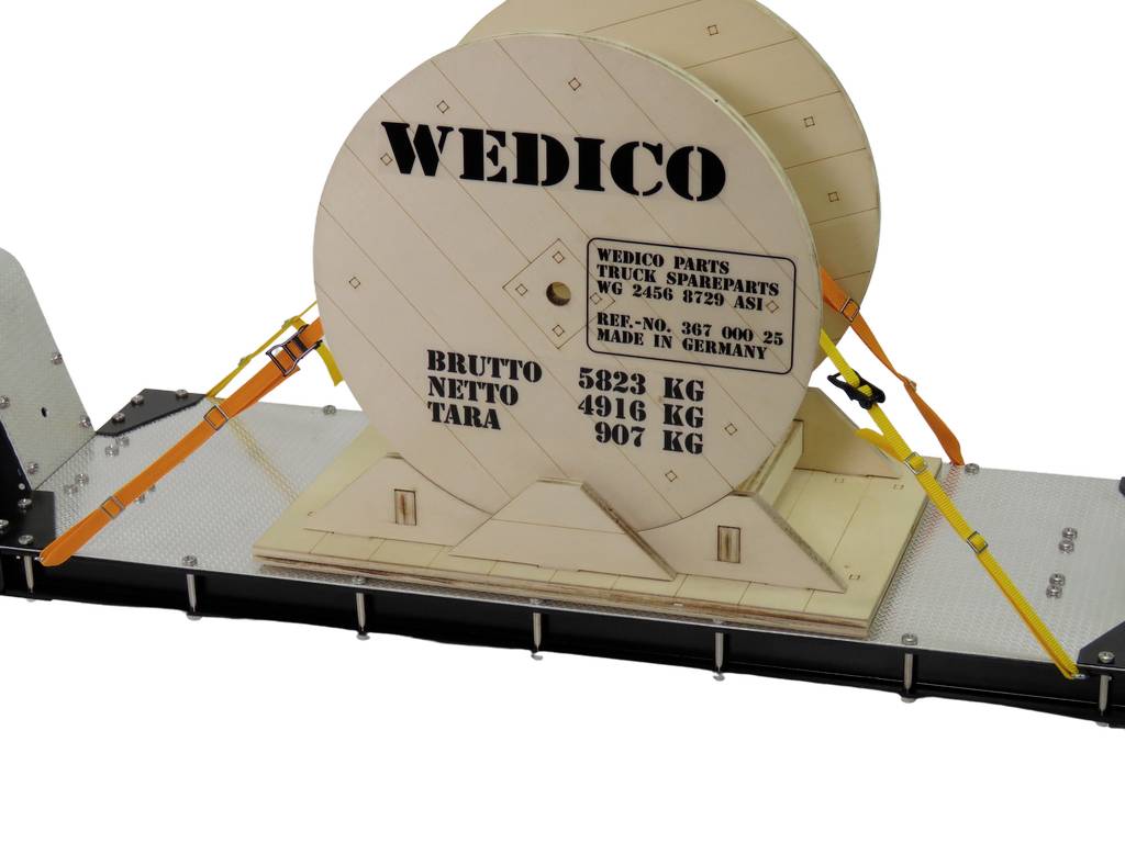 Duża drewniana szpula z napisem 'WEDICO'. Szczegóły: waga brutto 5823 kg, waga netto 4916 kg, tara 907 kg. Wyprodukowana w Niemczech.