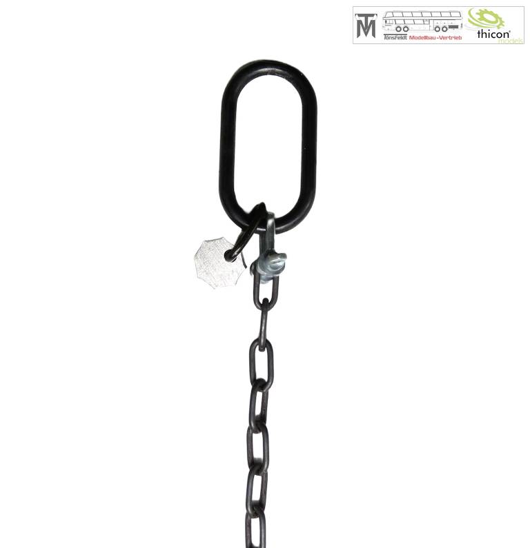 Czarny pierścionek z łańcuszkiem i zawieszką wisi. W prawym górnym rogu widoczne są logo firm modelarskich.