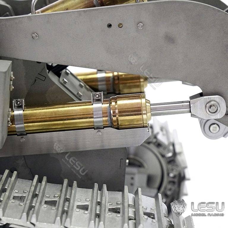 Metalowy ramię robota przemysłowego wykonane z metalu i miedzi, z kołami zębatymi w tle, prawdopodobnie stanowiące część większej maszyny lub pojazdu.