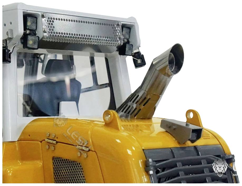 Zbliżenie jasnocytrynowego pojazdu budowlanego z widocznymi szczegółami, takimi jak rura wydechowa i kabina kierowcy.