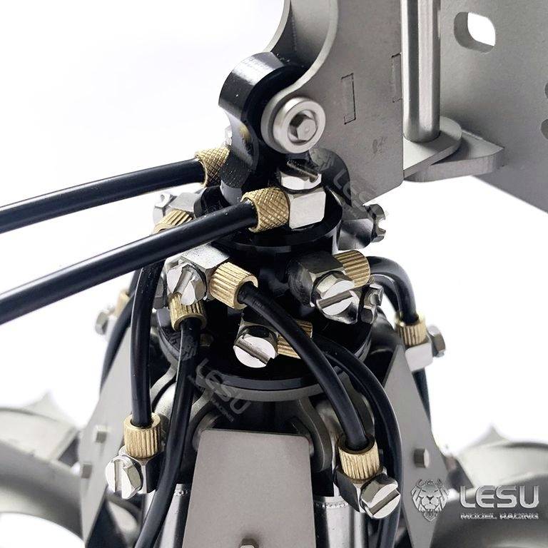 Zbliżenie mechanicznego złącza z wieloma kablami i połączeniami metalowymi, prawdopodobnie będącego częścią większego urządzenia technicznego.