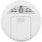 Okrągły, biały czujnik dymu z otworami wentylacyjnymi i komorą bateryjną. Chroni poprzez wykrywanie zadymienia w pomieszczeniu.