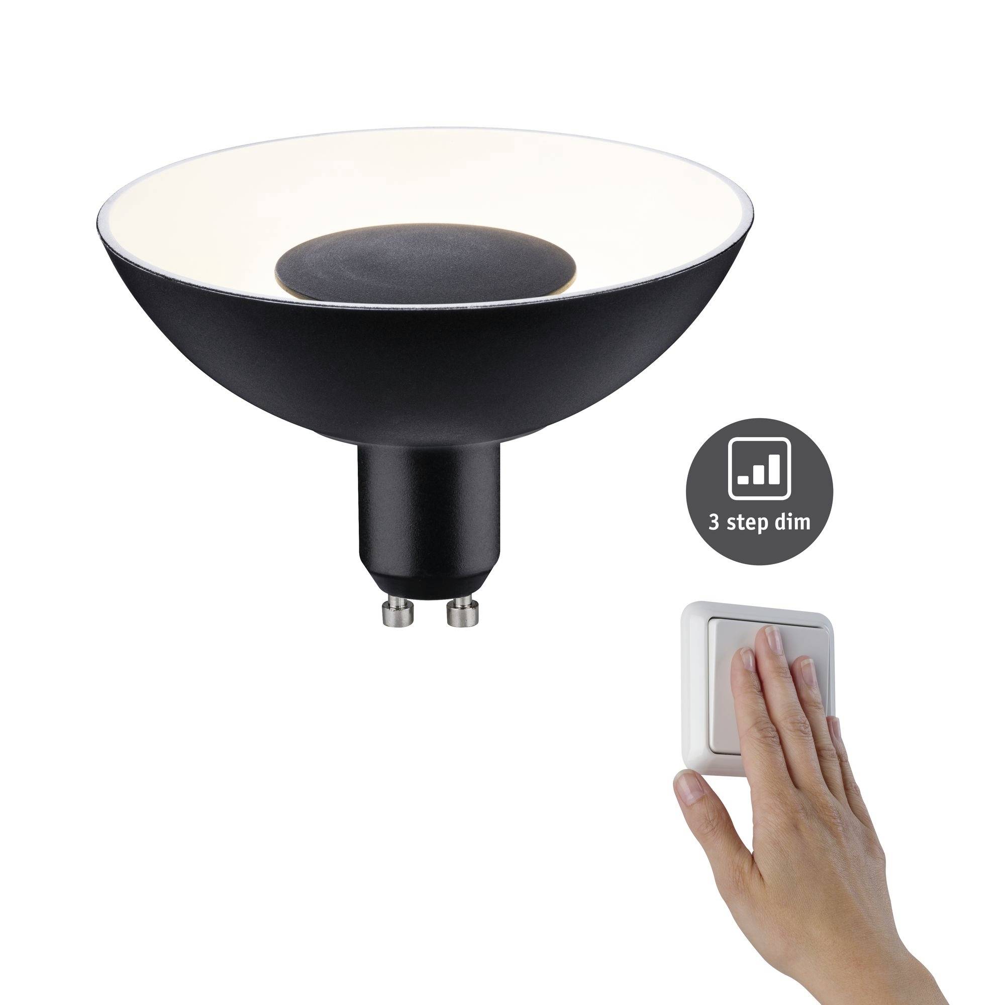 Sufitowa lampa LED w ciemnym designie z możliwością przyciemniania światła w trzech poziomach. Jedna ręka dotyka włącznika światła.