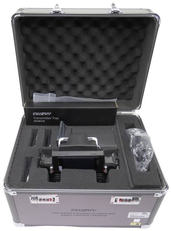 Otwarty kufer transportowy z wkładkami piankowym, służący bezpiecznemu przechowywaniu sprzętu fotograficznego. W walizce widoczne są liczne przegrody.