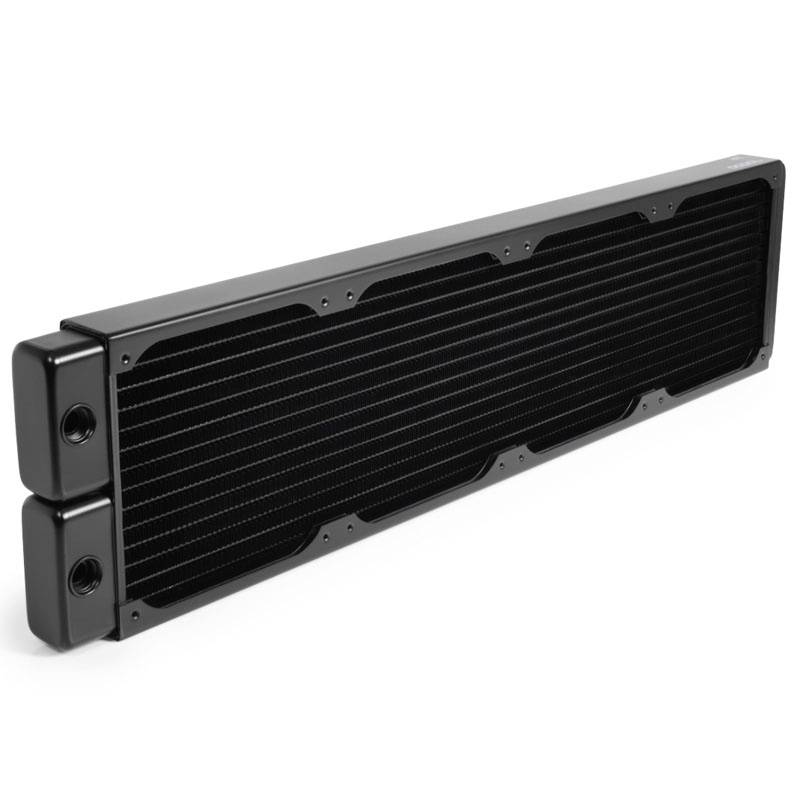 'Długi czarny radiator komputerowy z wieloma żeberkami, odpowiedni do rozwiązań chłodzących w obudowach PC.'