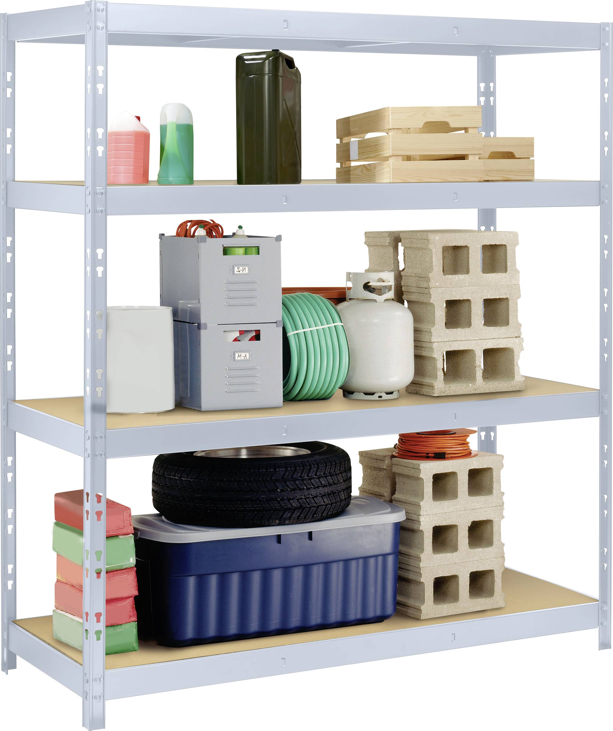 Regał metalowy z czterema poziomami, na którym przechowuje się różne przedmioty, takie jak środki czystości, drewno, opony, bloki betonowe i zbiorniki magazynowe.