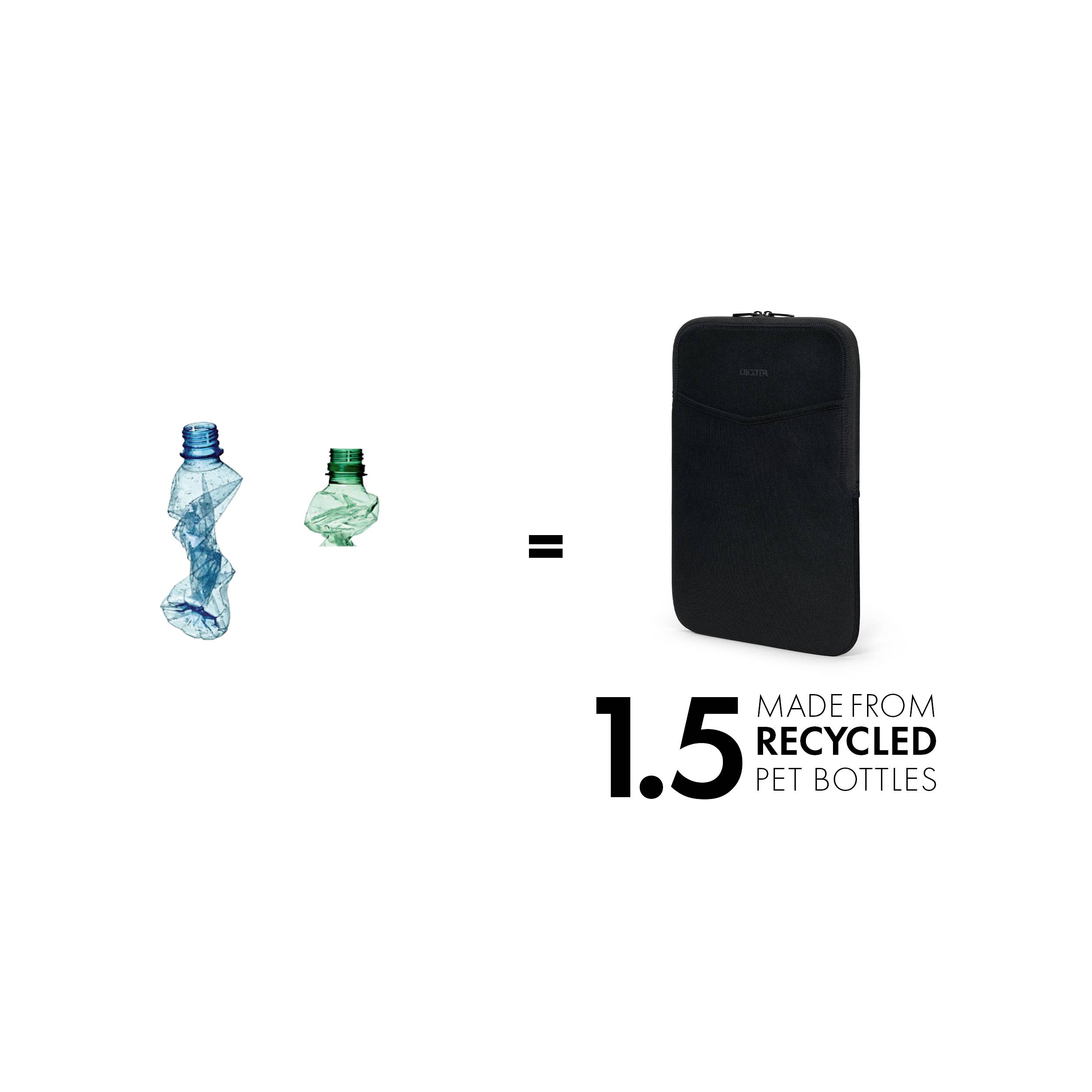 Dwie zgniecione butelki plastikowe po lewej stronie. Po prawej torba. Tekst: '1.5 Wykonano z Recyklingowanych Butelek PET'.