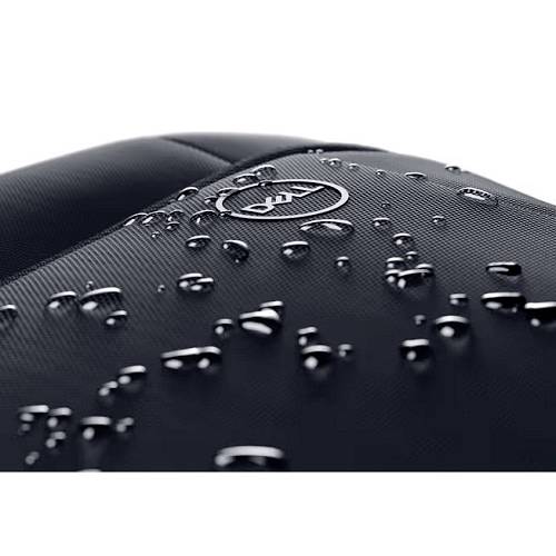 Wodoodporna powierzchnia plecaka z kroplami wody, ukazująca jego odporność na wilgoć.