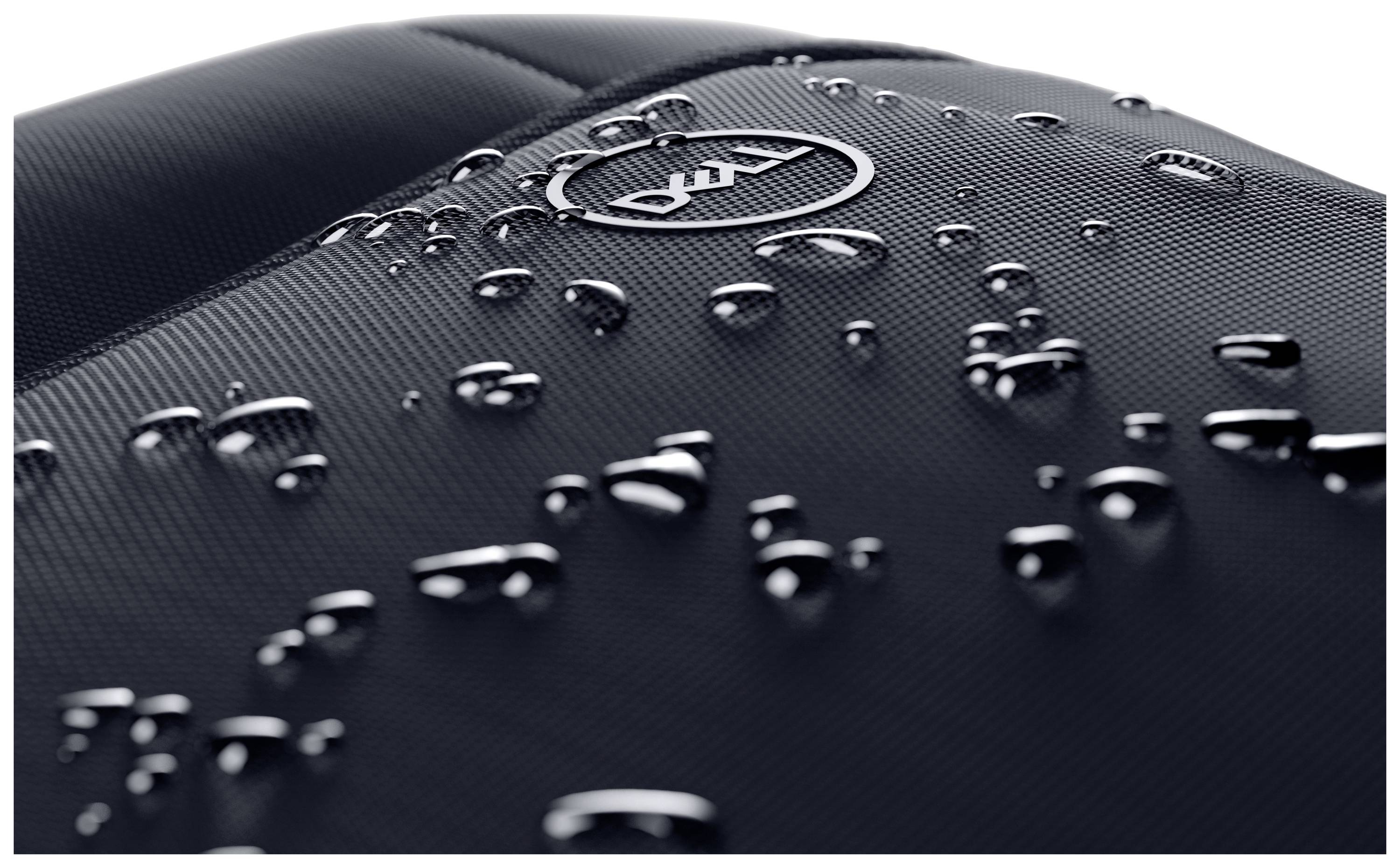 Krople wody na czarnej powierzchni tekstylnej z okrągłym metalowym logo pośrodku.