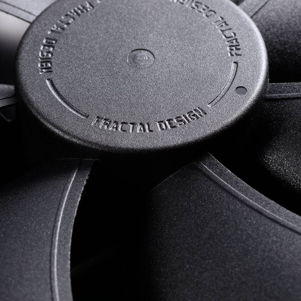 Zbliżenie czarnego wentylatora z napisem 'Fractal Design'. Fokus skierowany na łopatki wentylatora i centralną osłonę.