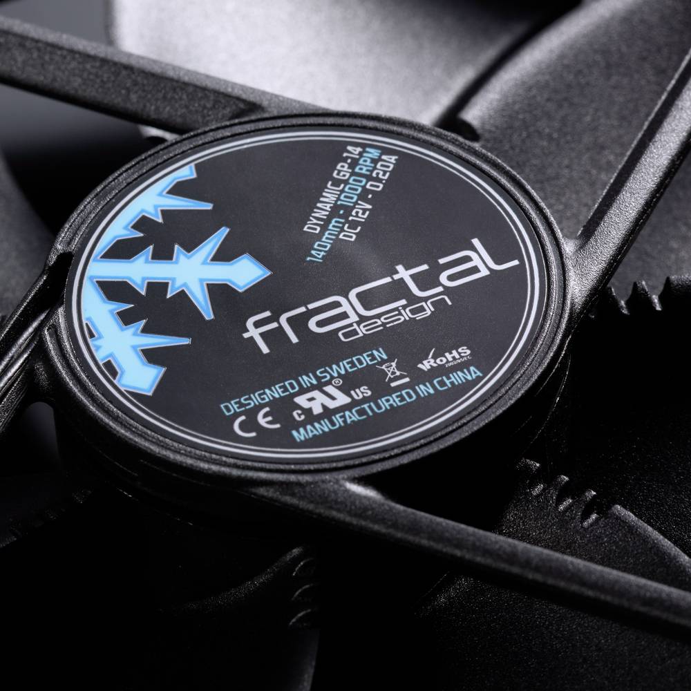 Zbliżenie wentylatora obudowy Fractal Design z napisem 'fractal design'. Wentylator ma czarny design z niebieskimi akcentami.