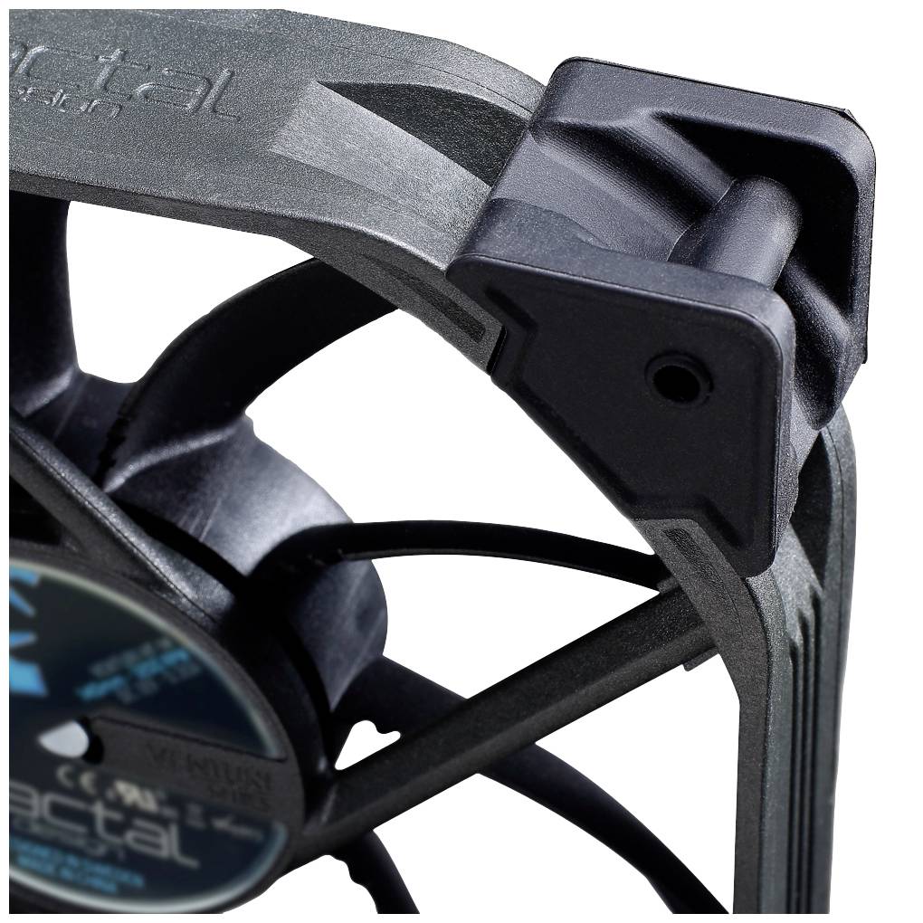 Wentylator w obudowie komputera, przedstawiający strukturę i design łopatek wentylatora oraz jego mocowanie w obudowie.