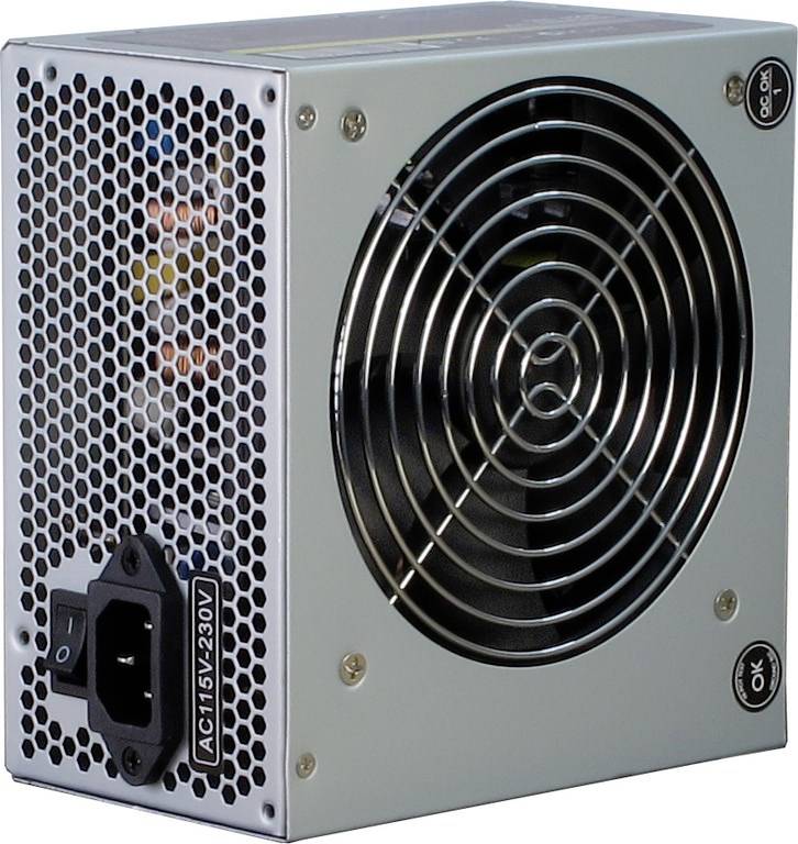 Zasilacz komputerowy z wentylatorem chłodzącym i gniazdem przyłączeniowym dla prądu przemiennego 115V-230V. Odpowiedni do różnych napięć elektrycznych.