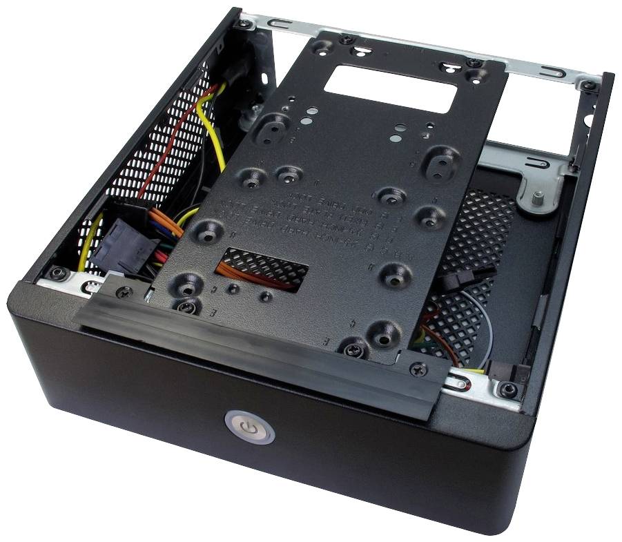 Otwarta obudowa komputera ukazuje wnętrze z widocznymi kablami i mocowaniami.