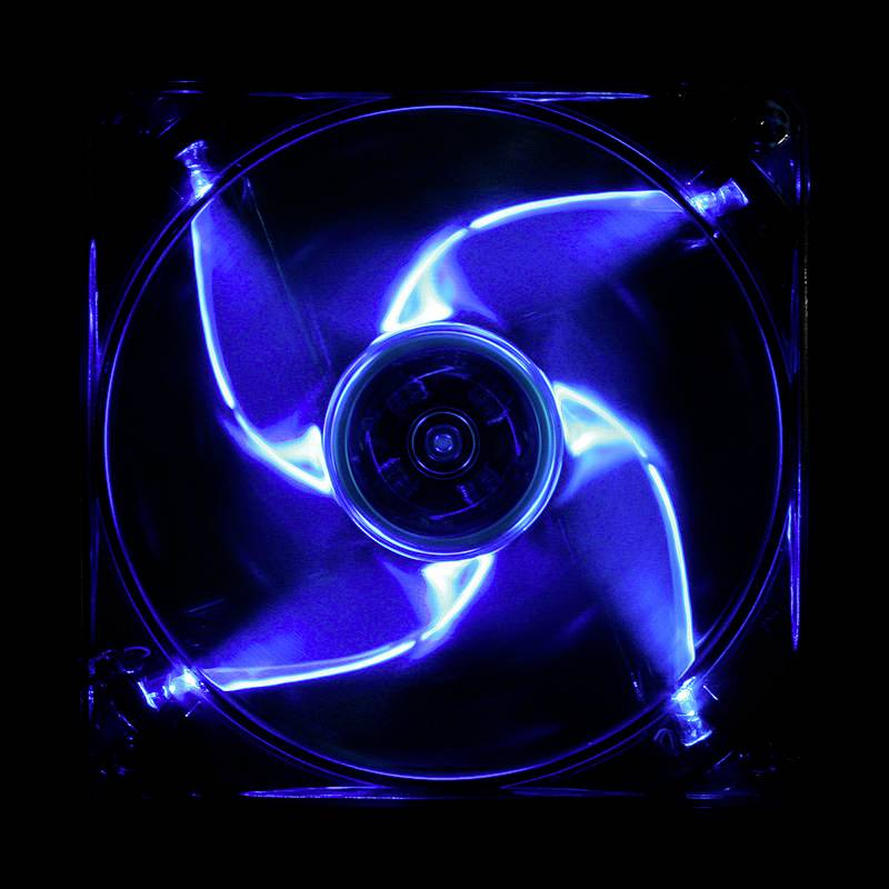 Świecący niebieski wentylator komputerowy z czterema łopatkami wiruje, widoczny od przodu, na czarnym tle.