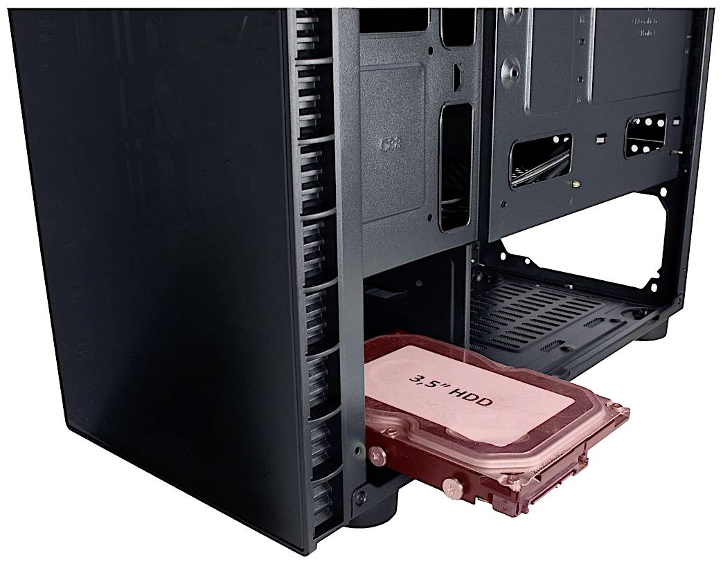 Obudowa komputera z otwartą kieszenią na dysk twardy, prezentująca 3,5-calowy dysk HDD przygotowany do instalacji.