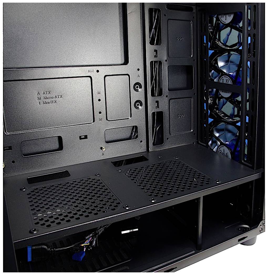 Pusta obudowa komputera z wieloma wentylatorami po prawej stronie, widoczne mocowania dla płyty głównej i opcje zarządzania kablami.