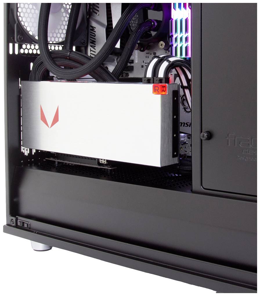 Karta graficzna w otwartej obudowie komputera, z rzucającym się w oczy czerwonym logo na pokrywie. Widoczne prowadzenie kabli.