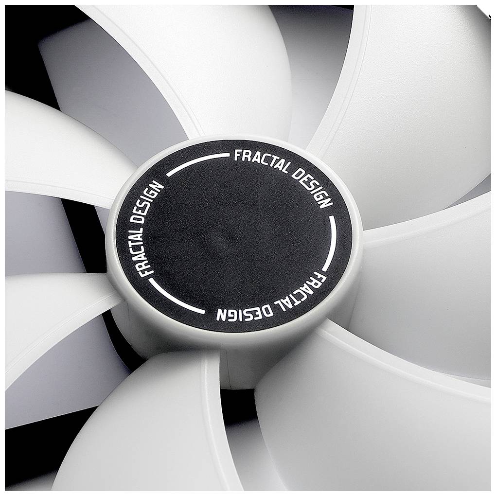 Zbliżenie białego wentylatora z szarym środkiem, oznaczonego napisem 'Fractal Design'.