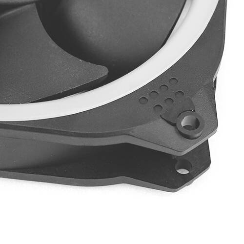 Czarny wentylator komputerowy z zaokrąglonymi krawędziami, mały okrąg z punktami na obwodzie.