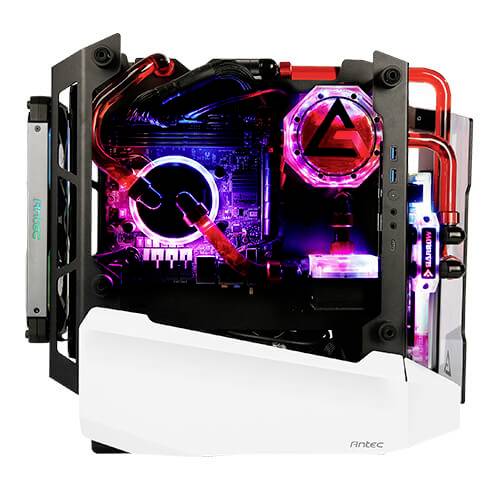 Komputer do gier z efektownym chłodzeniem wodnym. Widać świecące światła i przezroczyste rury wewnątrz obudowy.