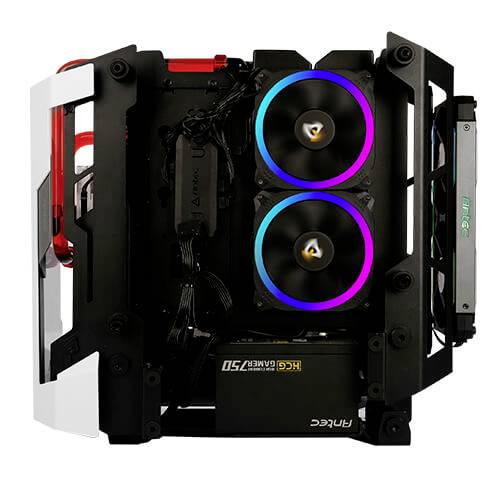 Otwarta obudowa komputera widziana z góry, z dwoma świecącymi wentylatorami, z widocznym zarządzaniem kablami, zasilaczem i elementami chłodzącymi.