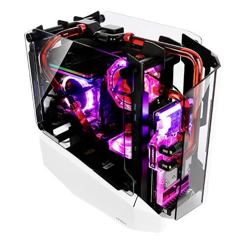 Otwarty komputer z podświetlanymi diodami LED kolorowymi komponentami i widocznym chłodzeniem wodnym. Głównie czarny z czerwonymi i fioletowymi akcentami.