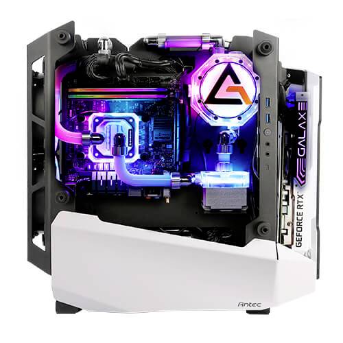 Komputer do gier z kolorowym podświetleniem LED i widocznym chłodzeniem wodnym. Komponenty są wyraźnie widoczne, w tym karta graficzna i system chłodzenia.