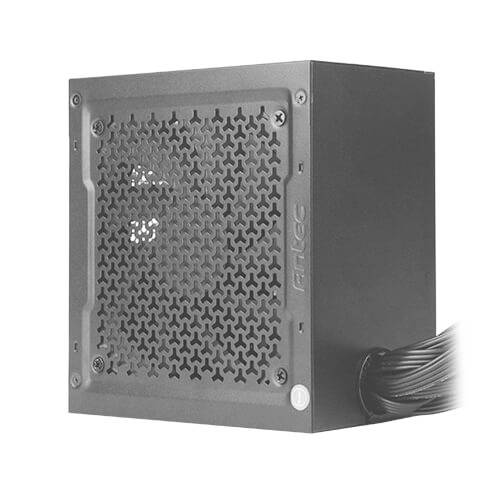 Czarny zasilacz komputerowy z kratką wentylacyjną i widocznymi wiązkami kabli z boku. Niezbędny do zasilania komputera.