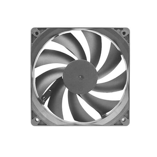 Kwadratowy, szary wentylator z czarnymi łopatkami wirnika, umieszczony na białym tle.