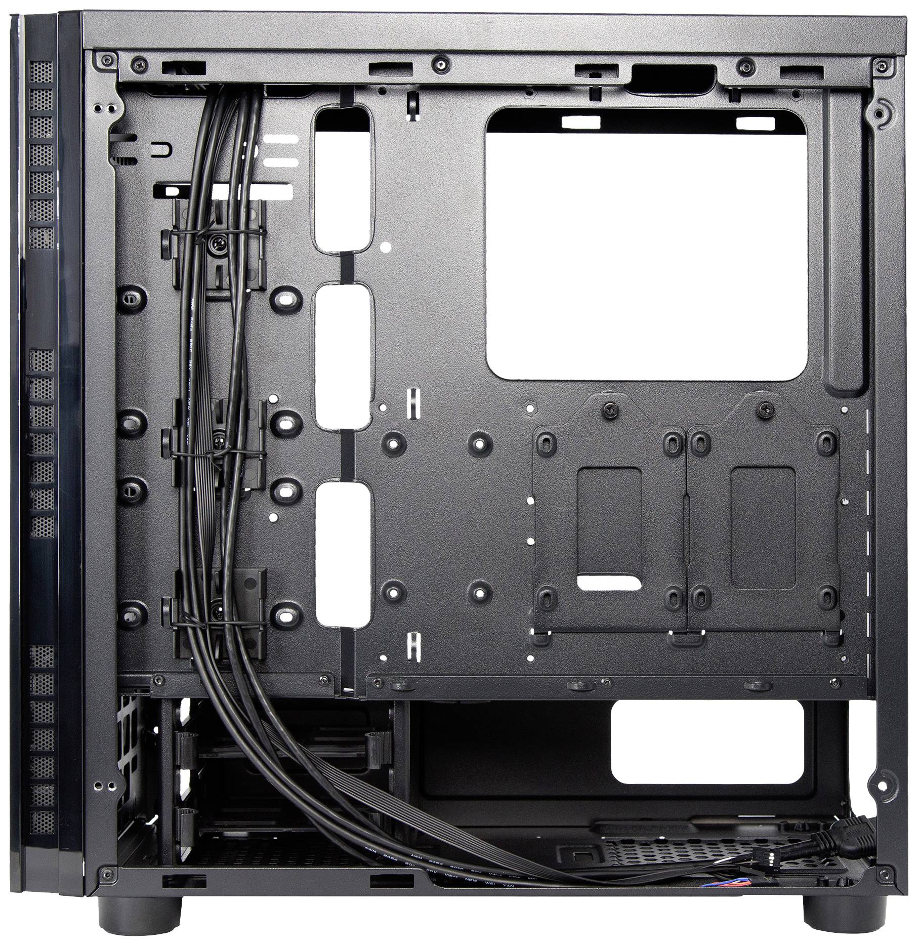 Czarna, pusta obudowa komputera z widocznymi przewodami. Posiada miejsce na płytę główną, napędy oraz elementy chłodzące.