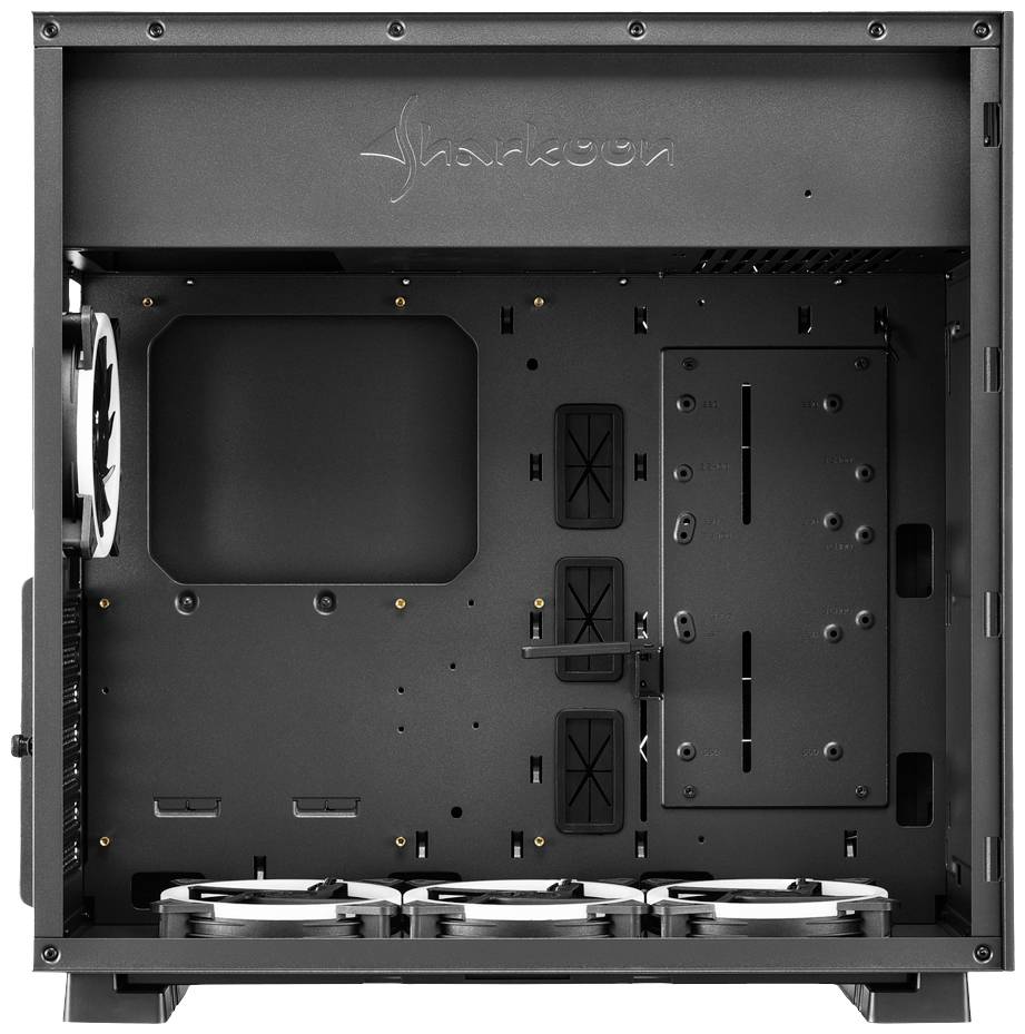 Pusty wnętrz obudowy komputera, z widocznymi wieloma wentylatorami znajdującymi się od spodu i z tyłu. Logo marki widoczne u góry.