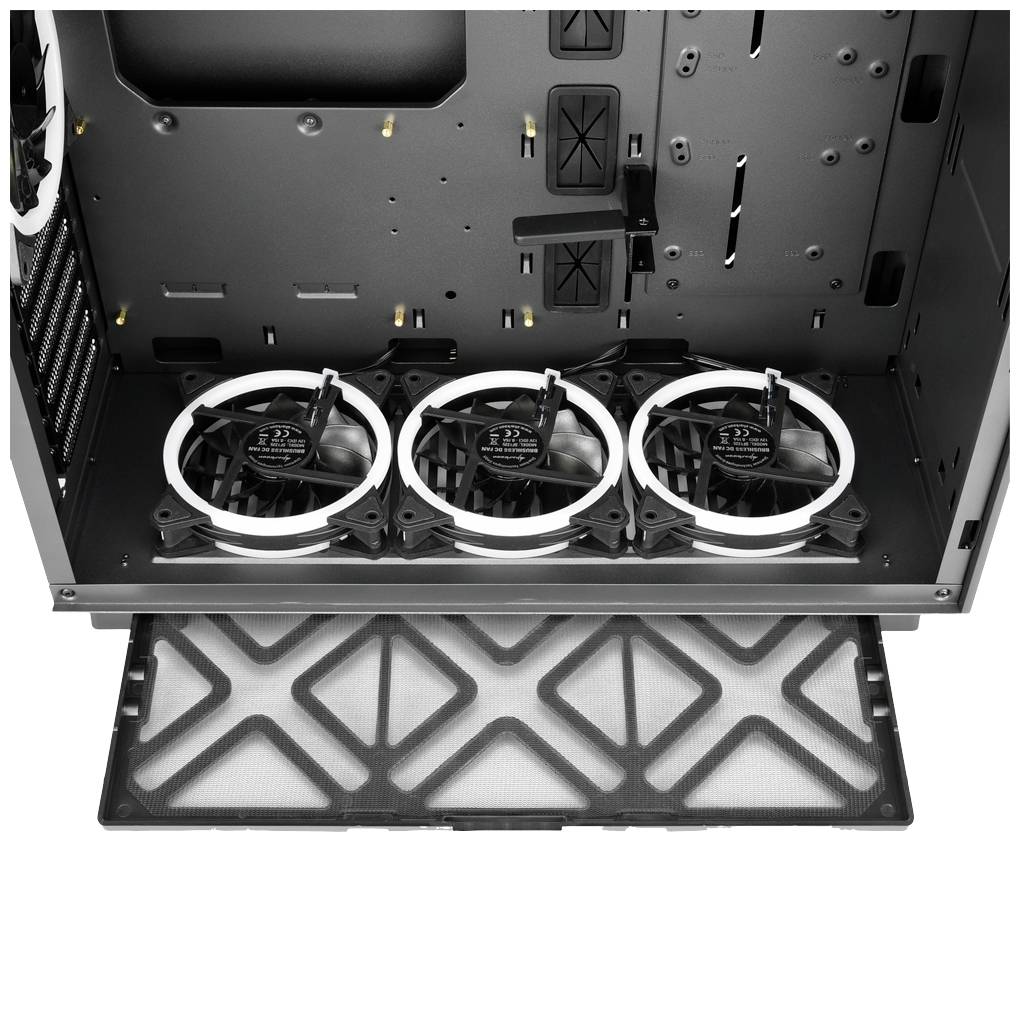 Widok wnętrza obudowy z trzema zamontowanymi wentylatorami od dołu oraz zdejmowalną osłoną przeciwkurzową z przodu, odpowiedni dla sprzętu komputerowego.
