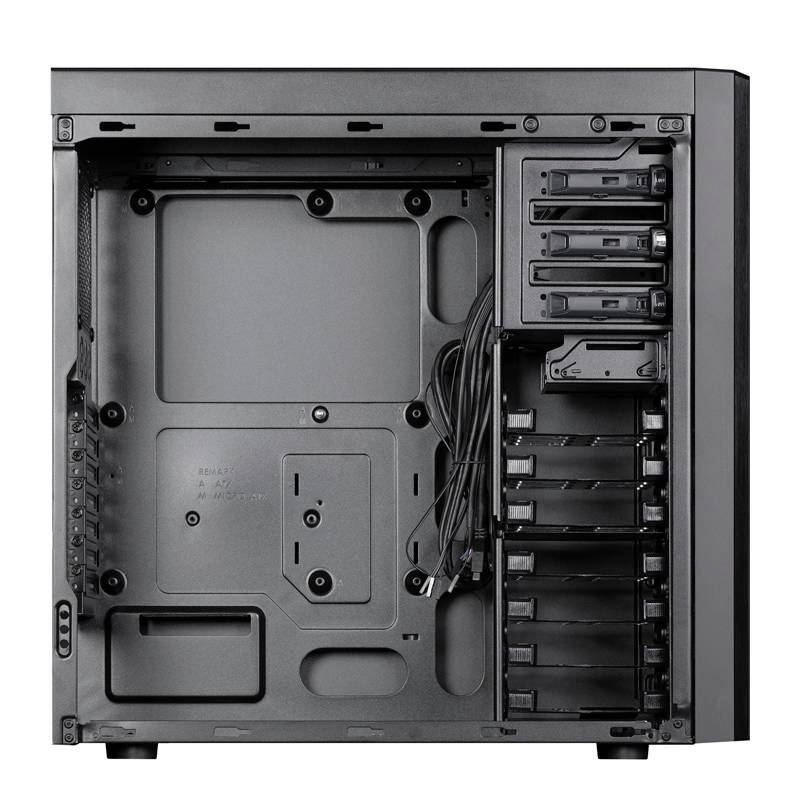 Widok wnętrza obudowy komputera z wieloma kieszeniami na dyski twarde po prawej stronie, systemem zarządzania kablami oraz pustą przestrzenią na płytę główną po lewej stronie.