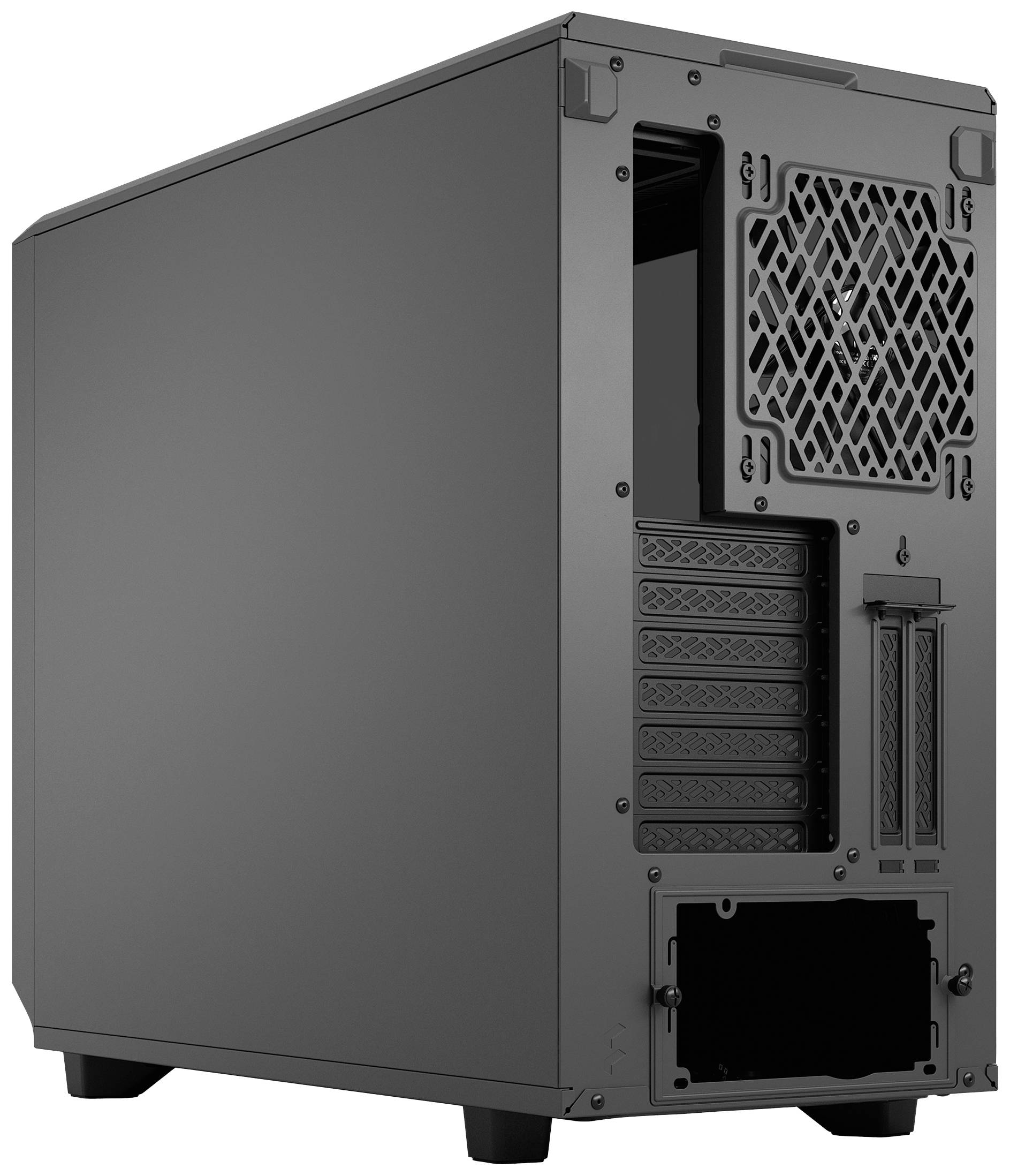 Czarna obudowa komputera z kratką wentylacyjną i kilkoma slotem rozszerzeń z tyłu, stojąca na białej powierzchni.