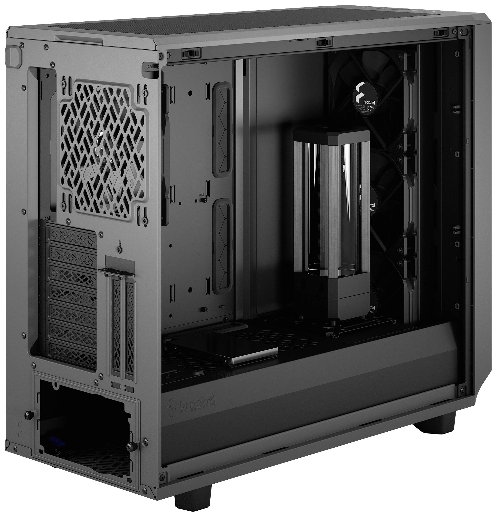 Czarna obudowa komputera z otwartą boczną ścianką, komorami montażowymi, dwoma wentylatorami z tyłu i pionową pompą wodną w środku.