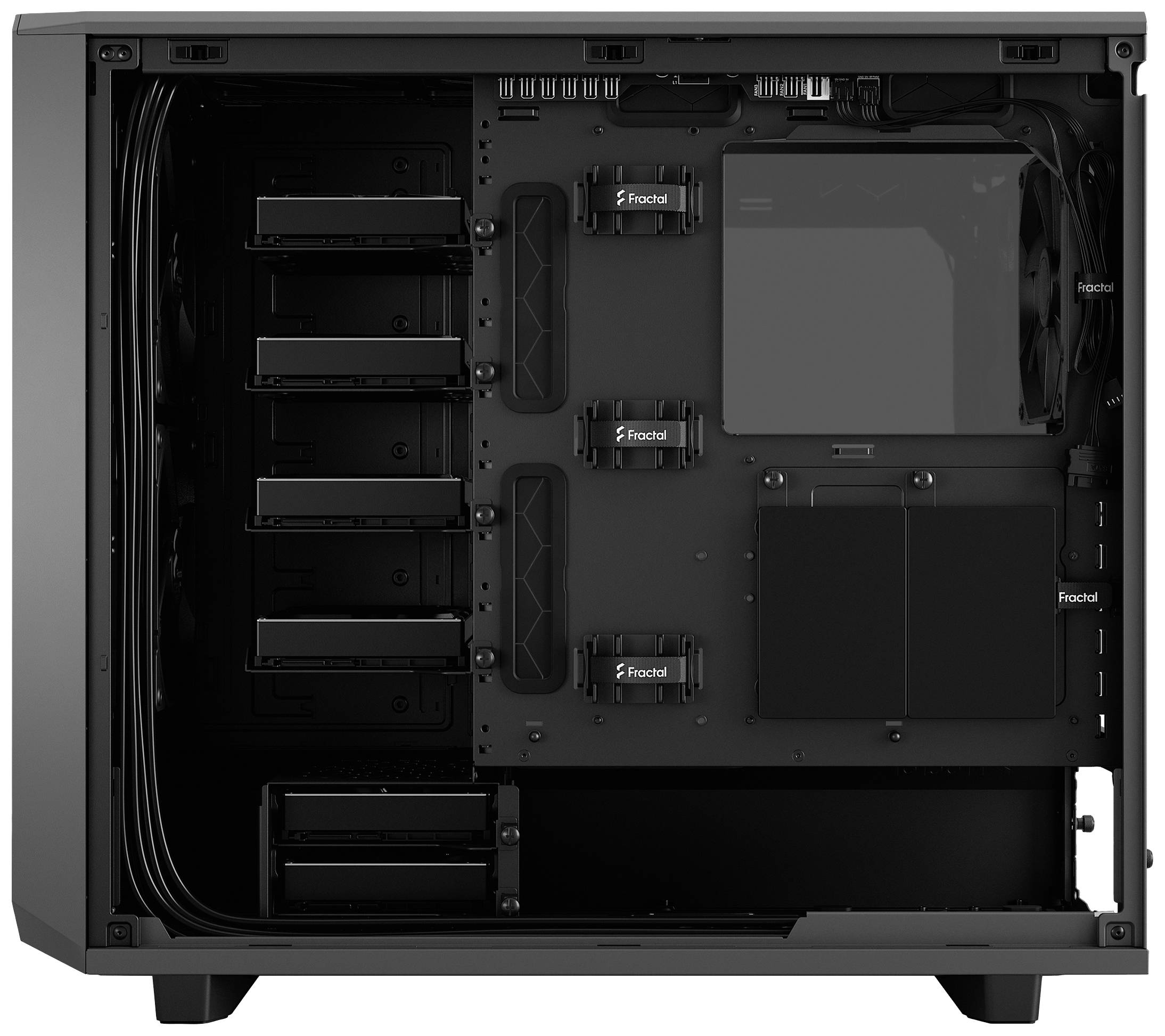 Pusta obudowa komputerowa z wieloma sloatmi na napędy i urządzeniami do zarządzania kablami. Zapewnia miejsce na komponenty komputerowe.