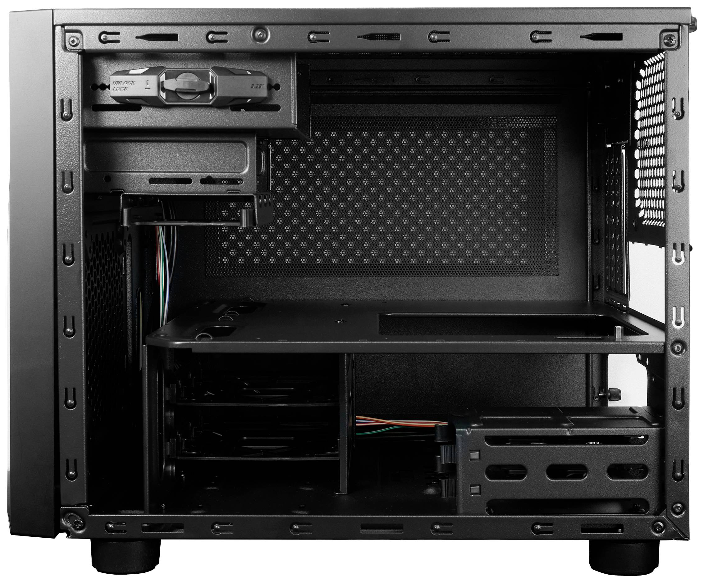 Czarna obudowa komputera widziana z boku, prezentująca pusęte wnętrze z widocznymi sloatmi na napędy oraz przepustami kablowymi.