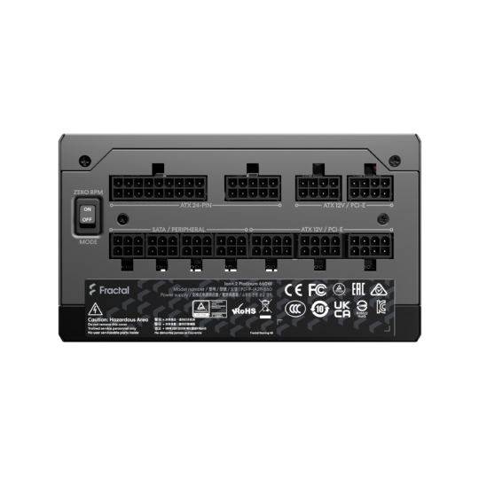 Tylna strona zasilacza komputerowego z różnymi gniazdami przyłączeniowymi i symbolami certyfikatów bezpieczeństwa, z oznaczeniem 'Fractal'.